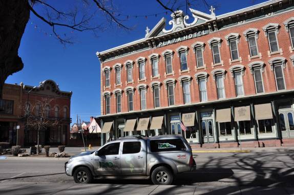 Fiona em frente ao nosso hotel na histórica Las vegas, no Novo México, nos Estados Unidos
